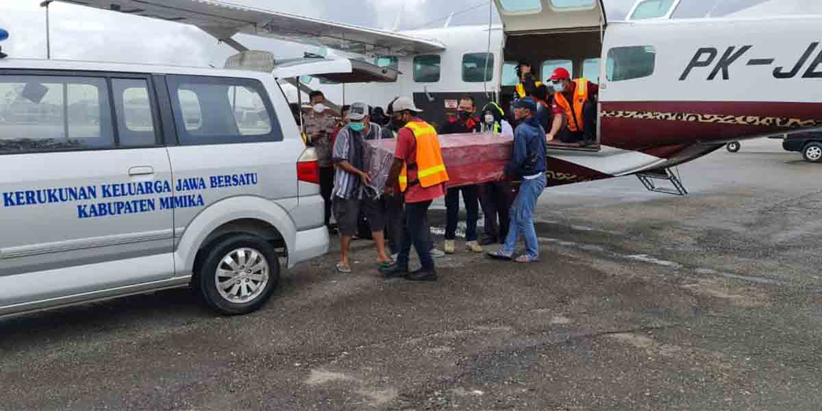 dua-karyawan-pt-indo-papua-yang-dibakar-di-dalam-mobil-dievakuasi-ke-timika